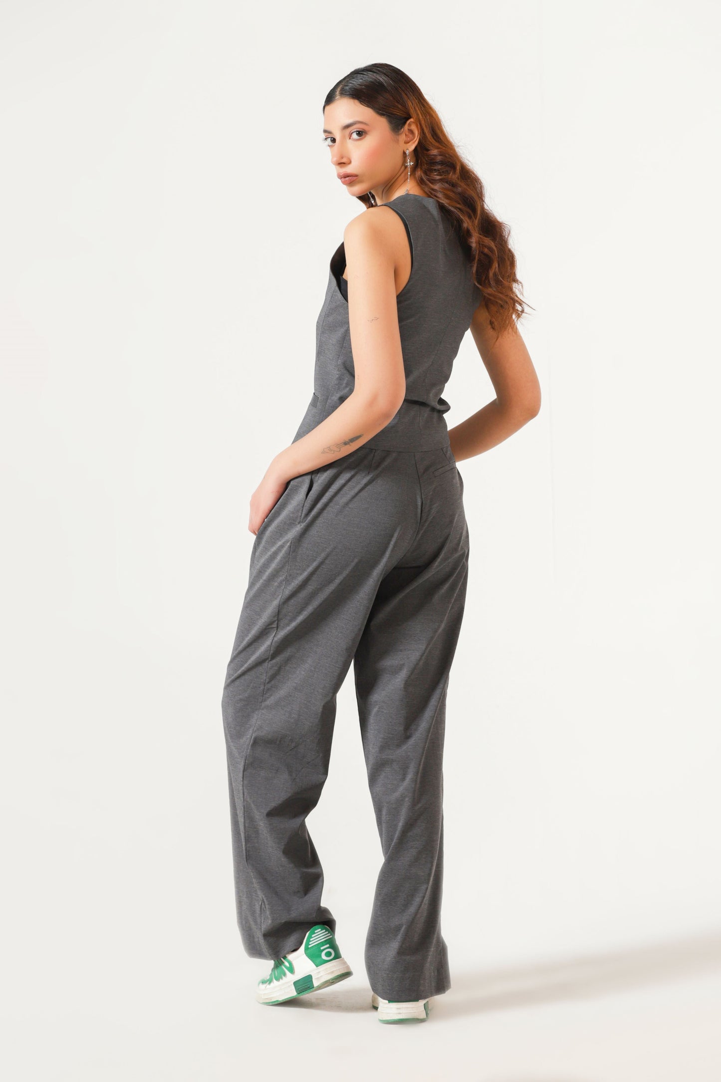 Wide-Leg Pleated Pants in Charcoal