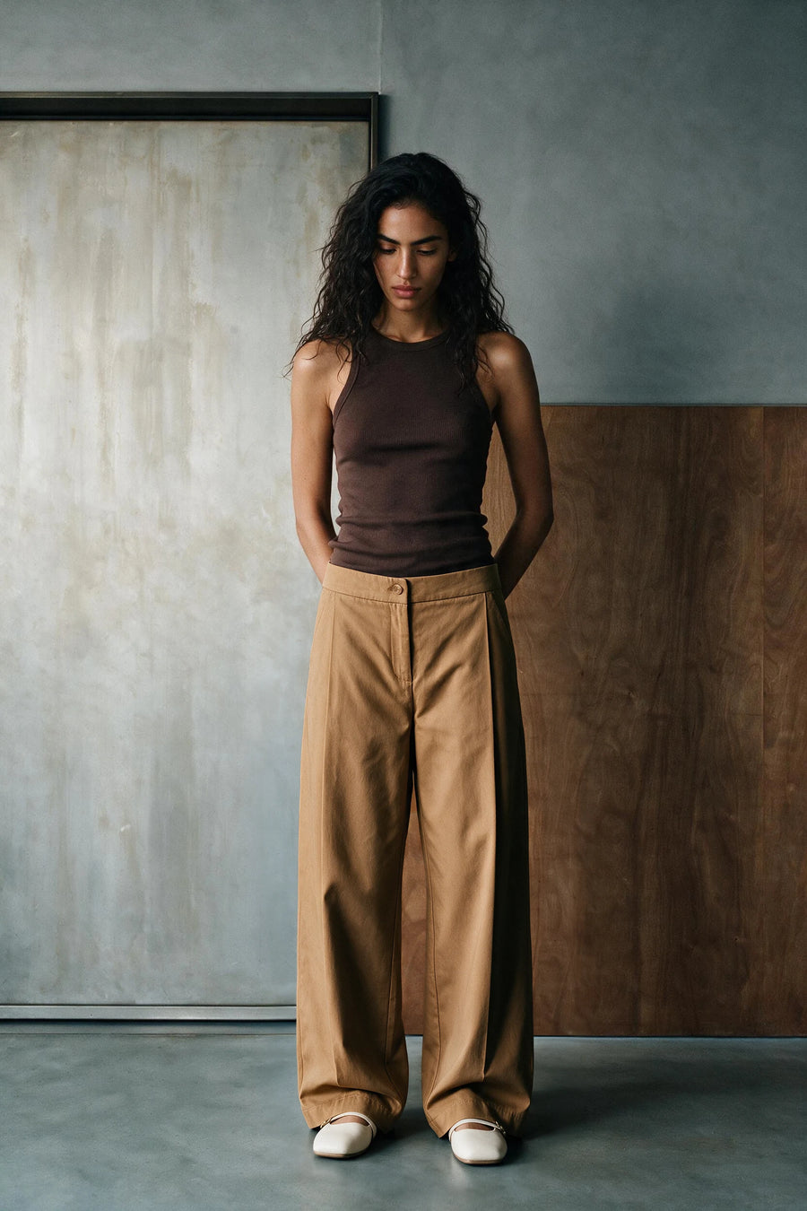 Reverse Pleated Twill Pants /  CAMEL