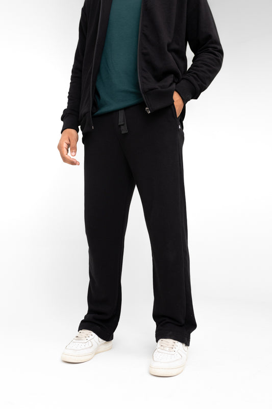 Straight-Fit Trouser in Black