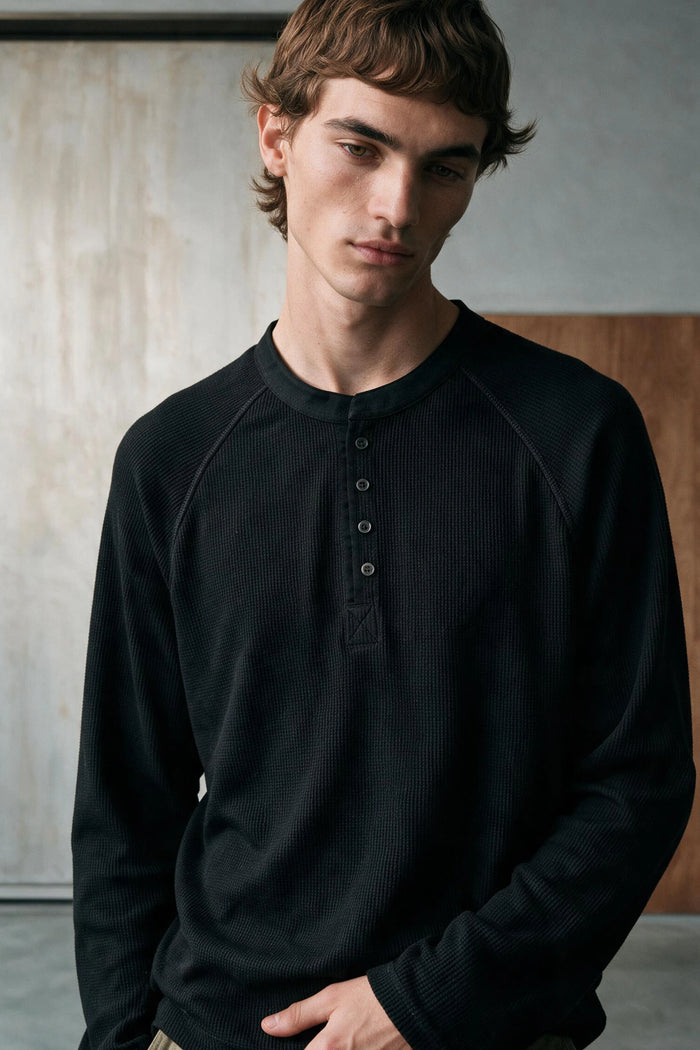 Seam-detail Textured Henley /  BLACK