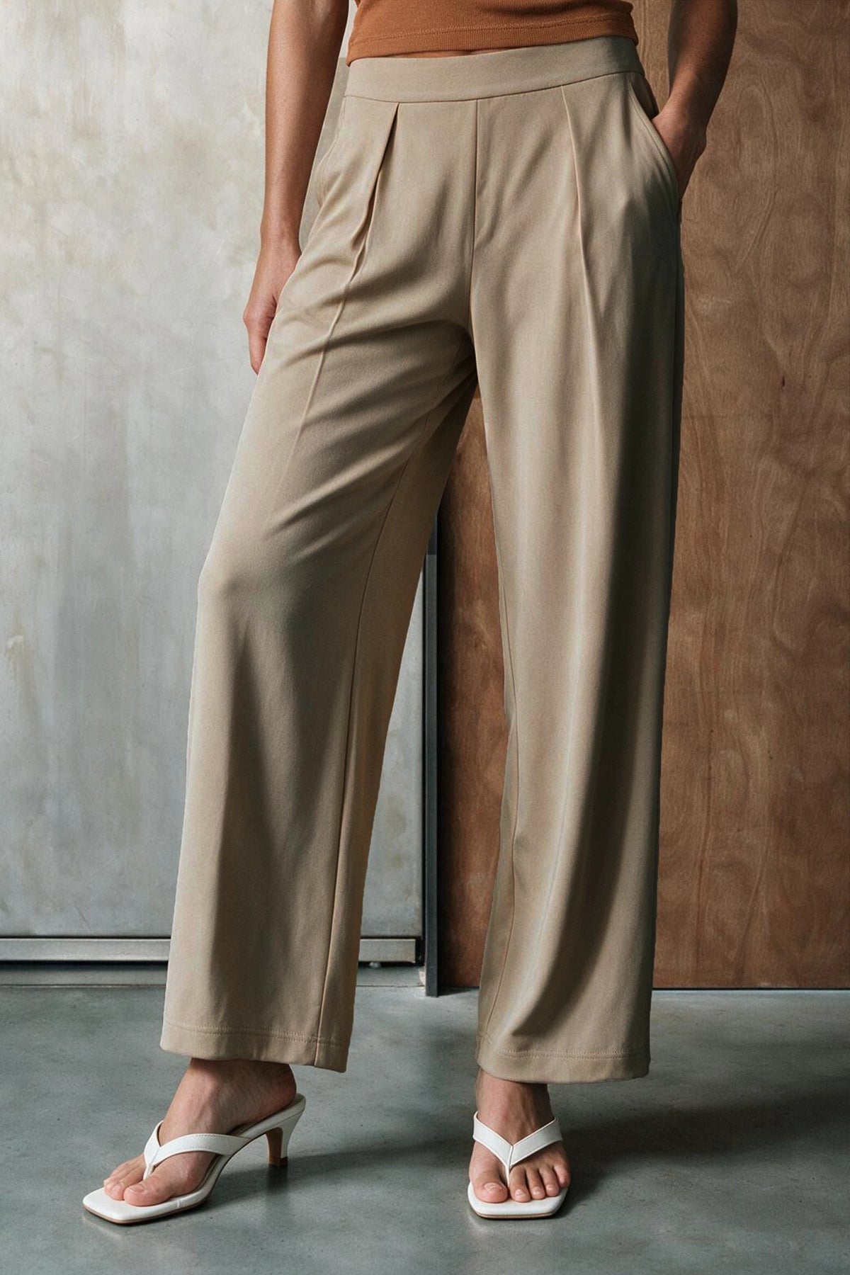 Reverse Pleated Technical Trouser / KHAKI TROUSER ATTIR-WOMEN