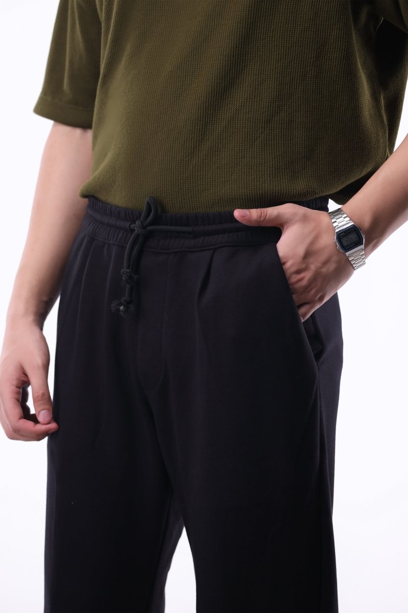 Casual Front Pleated Wide-leg Trouser in Black