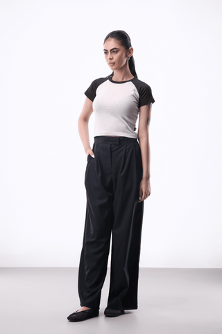Raglan T-shirt in Black - AttirTEE